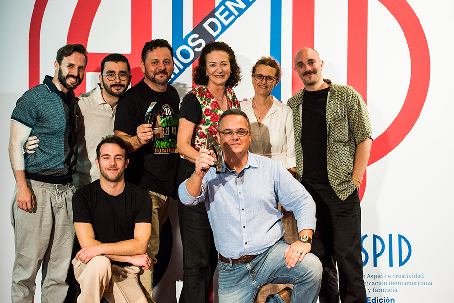 Elvira Arzubialde y todo el equipo de VMLY&R recogiendo el Premio Platino con  Leandro Lu�s Lopes de KDOG