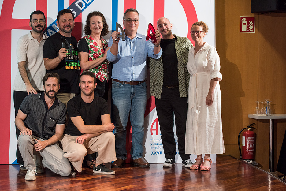 Elvira Arzubialde y todo el equipo de VMLY&R recogiendo el Premio Anunciante del A�o con  Leandro Lu�s Lopes de KDOG