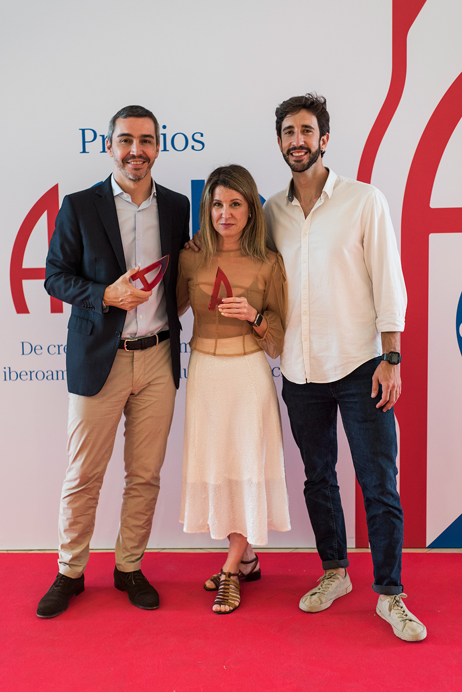 Los invitados posando en el photocall