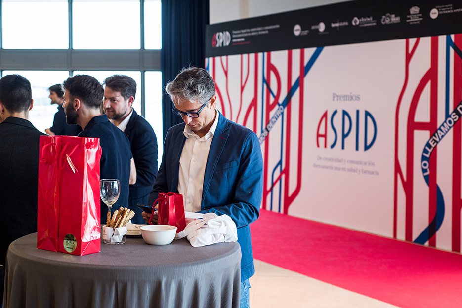 Momento de relajaci�n junto al photocall de la Sala Port Vell
