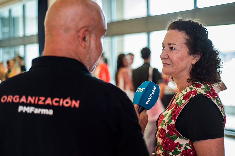 Miembro del equipo PMFarma entrevistando a Elvira Arzubialde de VMLY&R Health