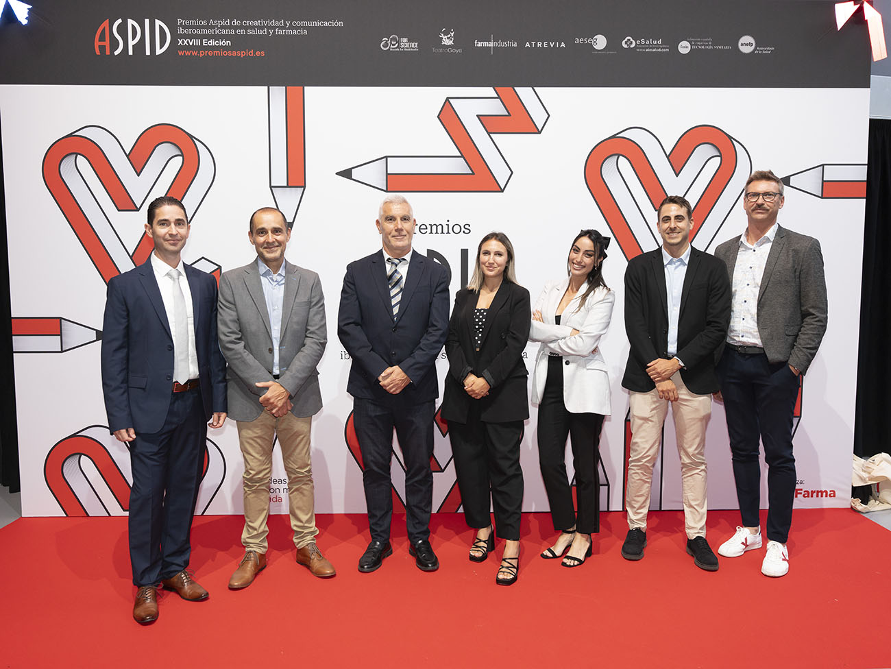 Varios asistentes en el photocall