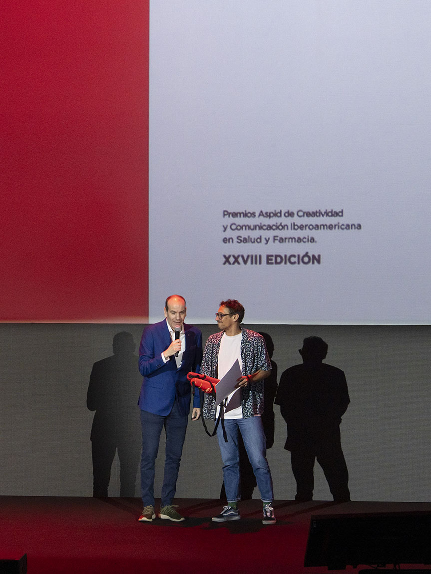 Jorge de Mar�a, uno de los ganadores del concurso de esta edici�n, subi� a recoger el diploma