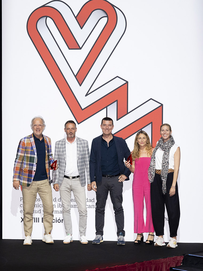Rafa Carb�, Sebastiaan Van Kempen de Fictio, Evangelina Blanco de Almirall y Musi Alomar de Fictio con el Presidente del Jurado, que acompa�a a los ganadores en todas las fotos