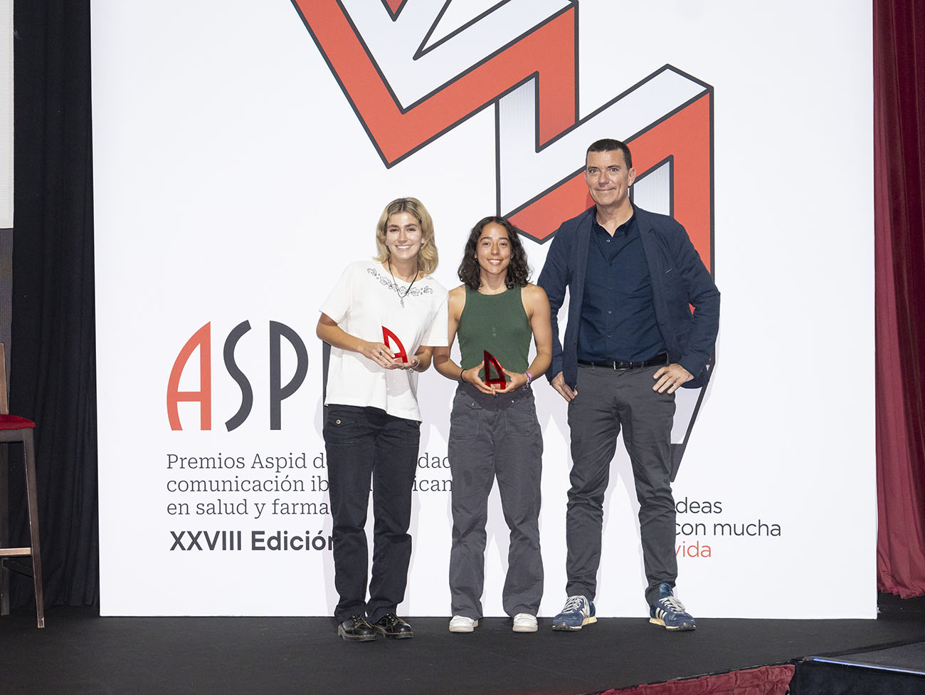 Emma y An�is, en representaci�n de Digitarianos