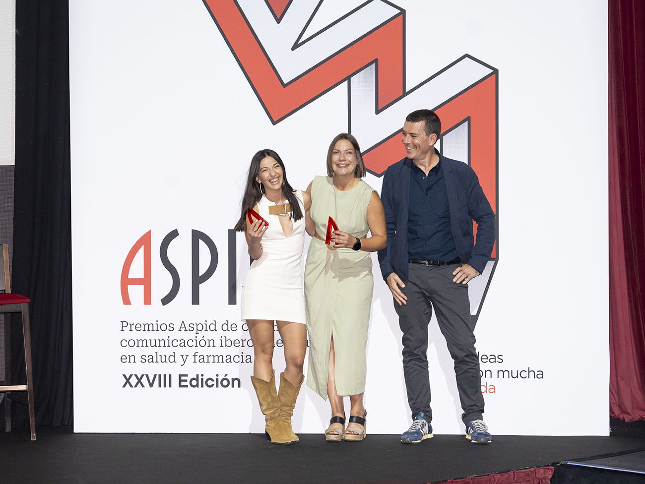 Lidia Mart�nez de mk� y Beatriz Costa de Astellas