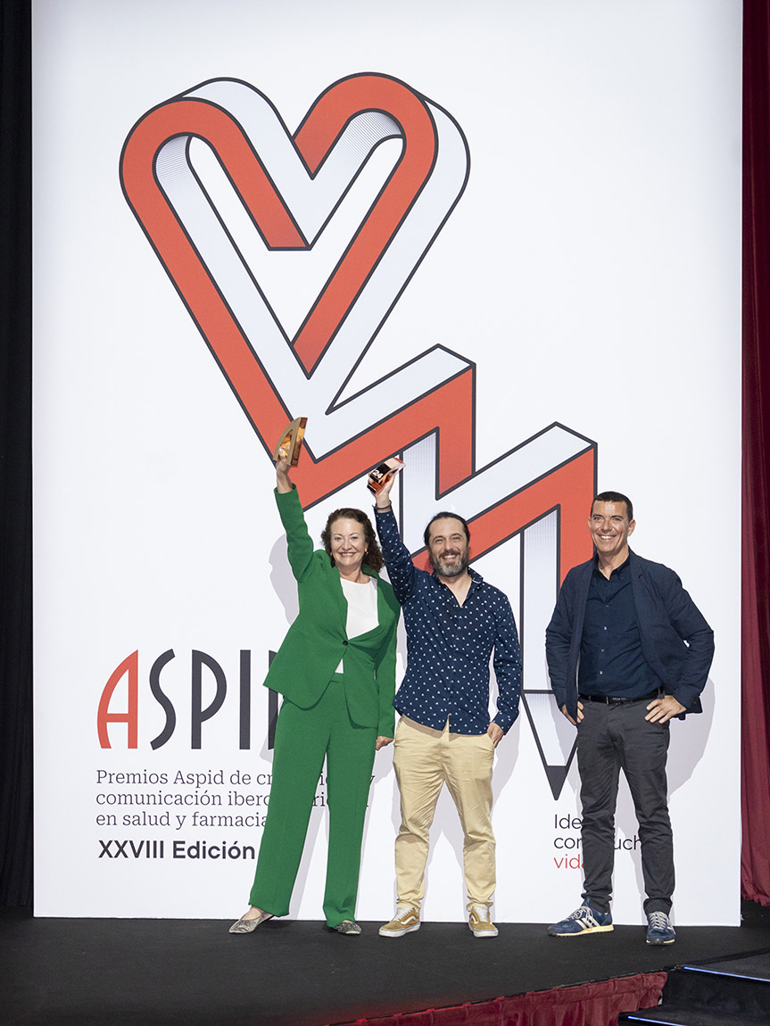 Elvira Arzubialde y Rodrigo Vicente de VML recogen los Premios especiales Agencia del a�o y Agencia m�s premiada