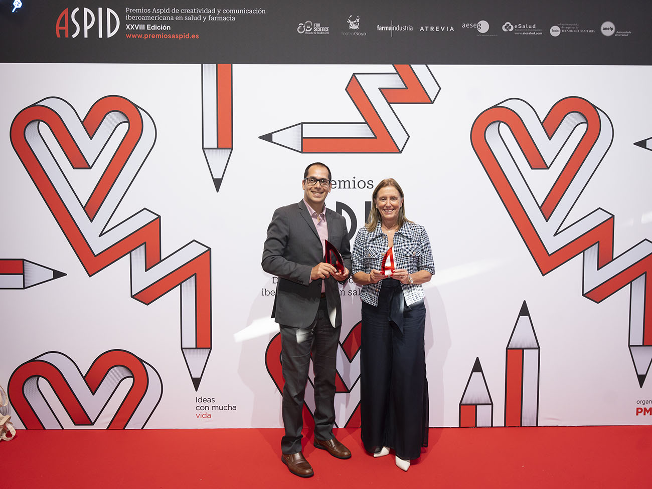 Algunos invitados posaron con sus Premios en el photocall