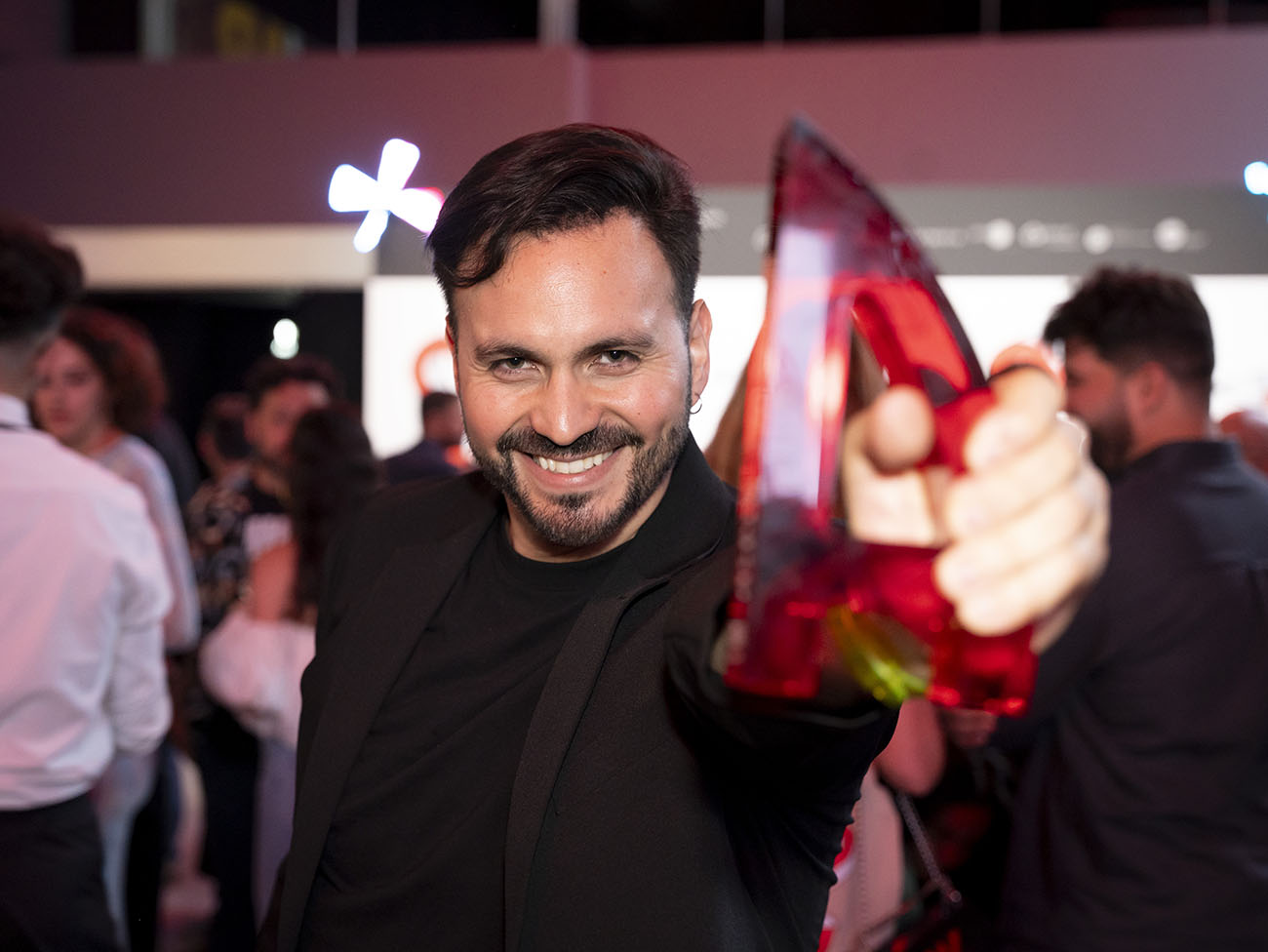 Mostrando su premio