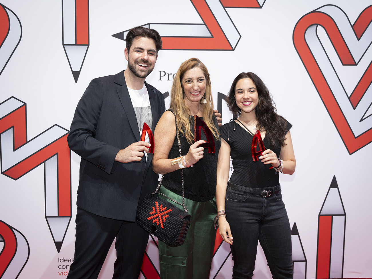 Los invitados con varios de sus Premios