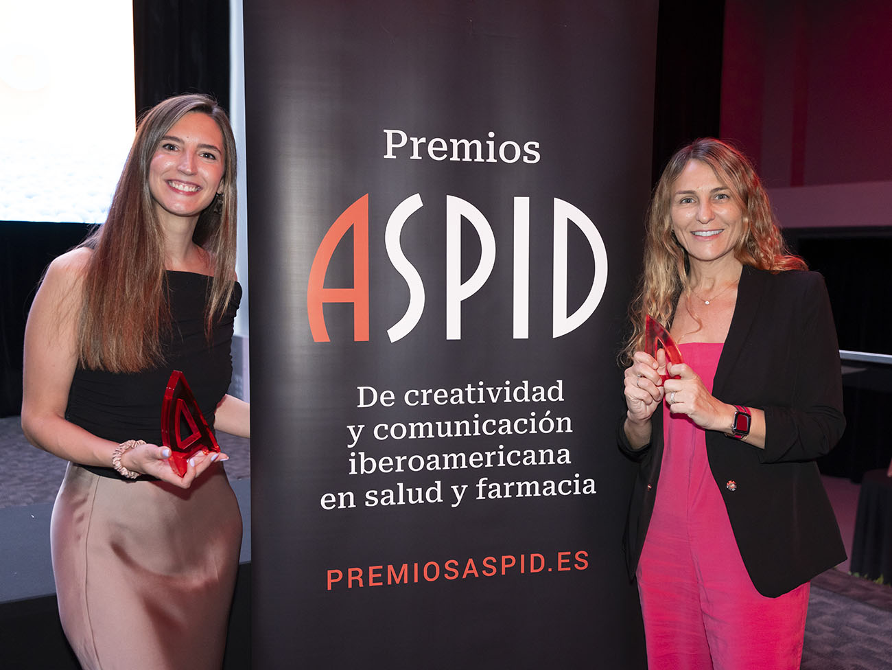 Ganadoras con sus Premios