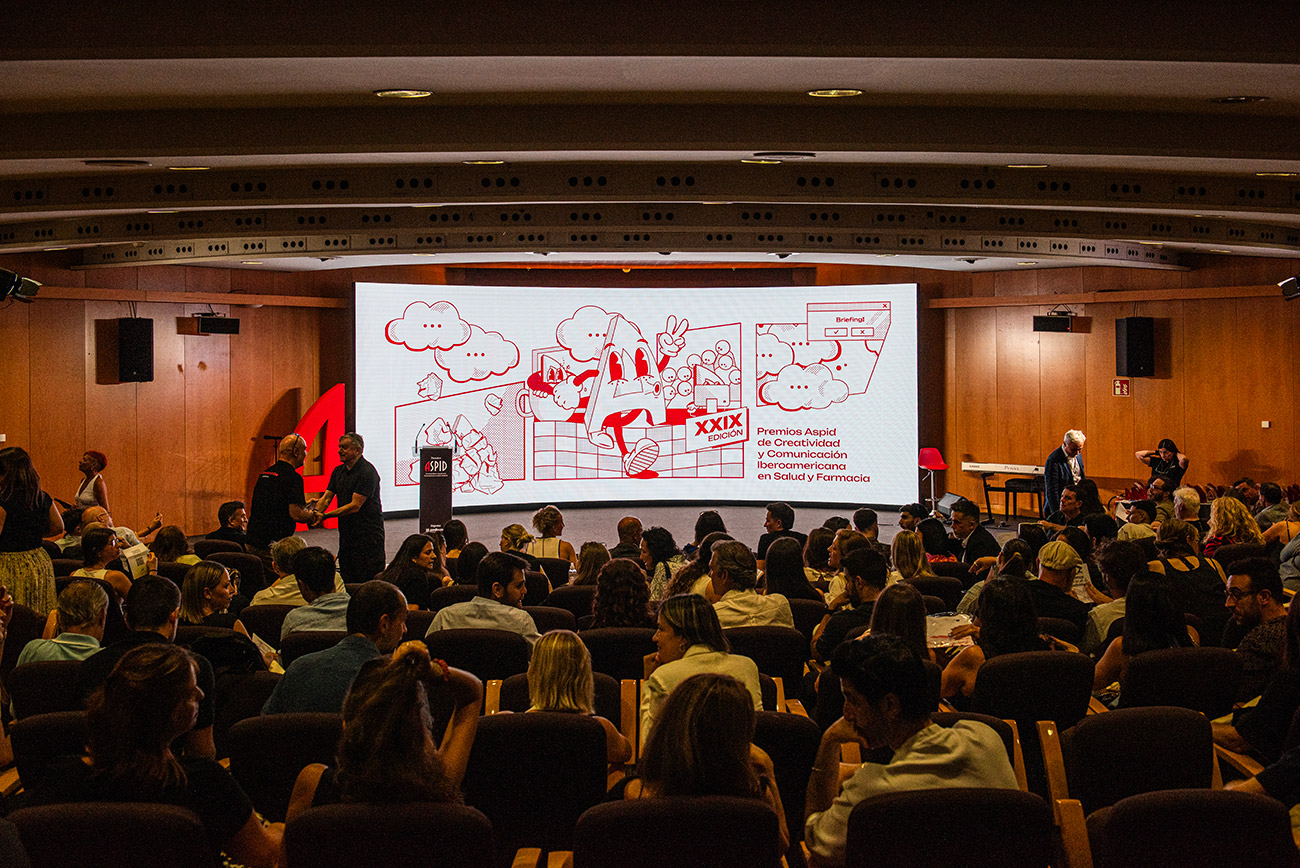 El color rojo corporativo protagonista del escenario