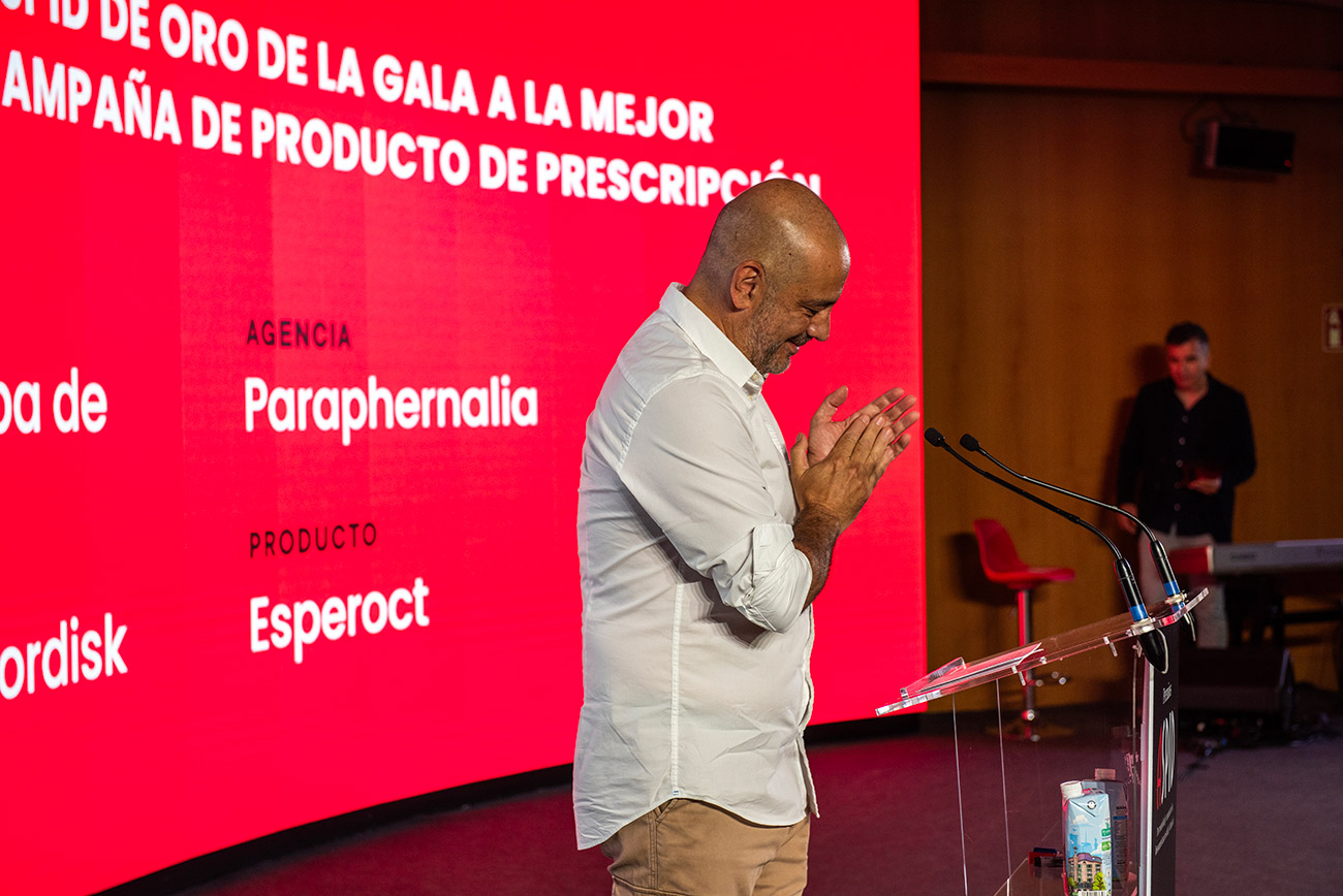 Ricardo Plat�n de Havas aplaudiendo