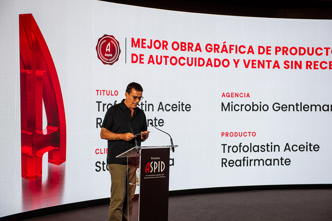 Ricard llamando a Microbio Gentleman al escenario