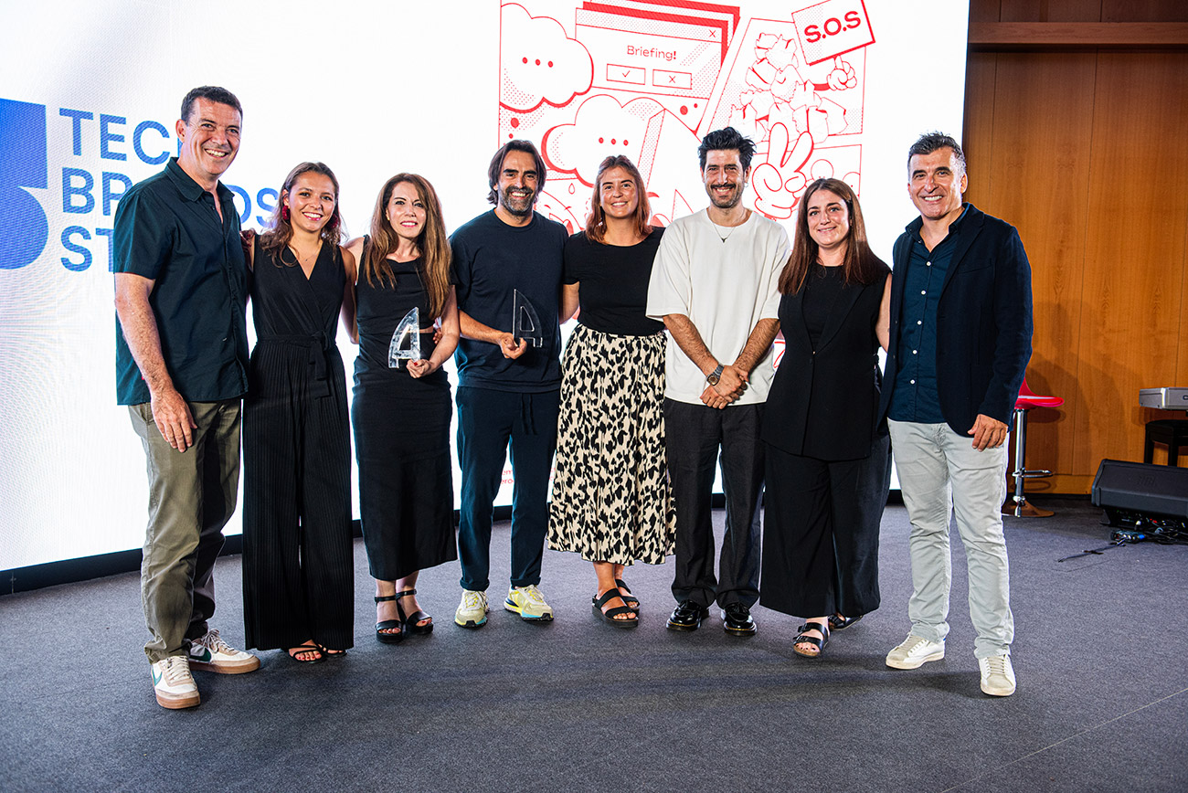 Ricard con Guillemette Huchard y Cristina Herranz de Servier, Erich Bech, Mariafe Valdez, David Pascual y M�nica Payno de TBS con V�ctor