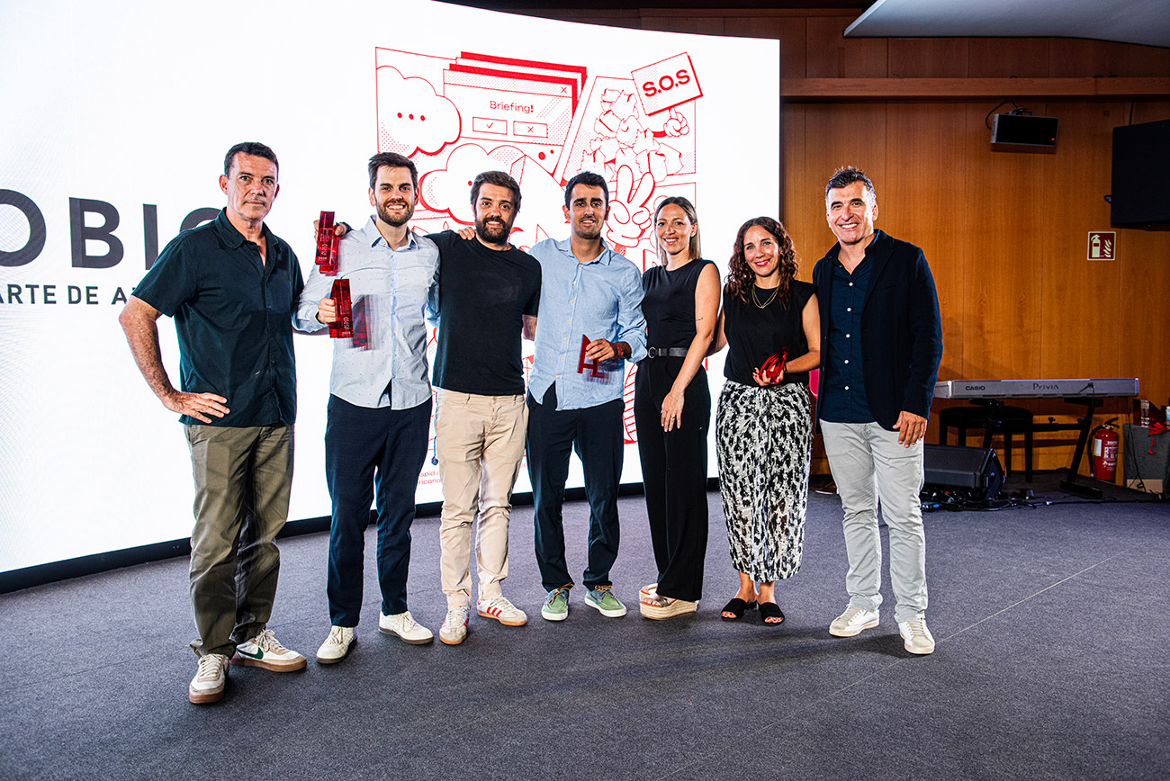 Ricard Robres, Victor Kienzler de Uriach, Fernando Volpini de Microbio Gentleman, Pol Claramunt de Uriach Sheila Griso de Uriach y Eva Mollet de Microbio con V�ctor Navarro