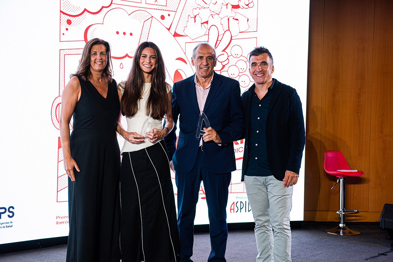 Carla Tortosa con Beatriz Mampel Alonso de Kyowa Kirin, Alberto Gonz�lez de Diego de Grow y V�ctor Navarro