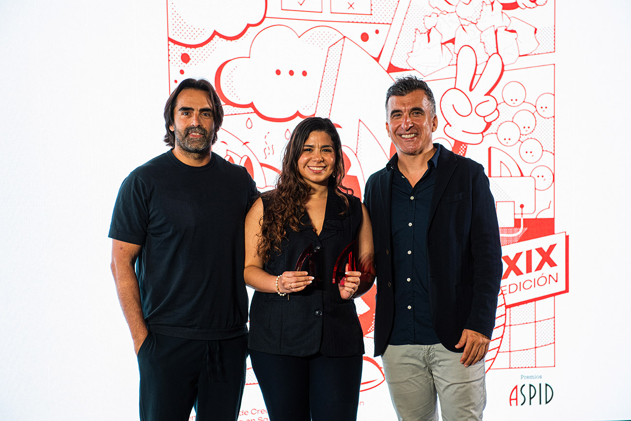 �ric Bech con Martha Paredes de La Madriguera y V�ctor Navarro, presidente del Jurado de la edici�n 2025