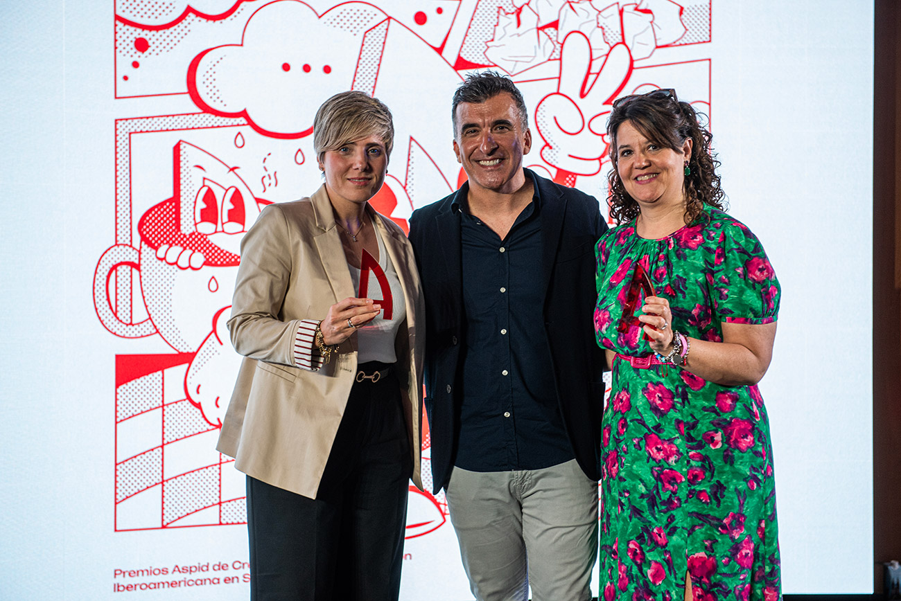 Laura B�rcena de Samsung y Marta Barjola de Archetype con el presidente del jurado enmedio