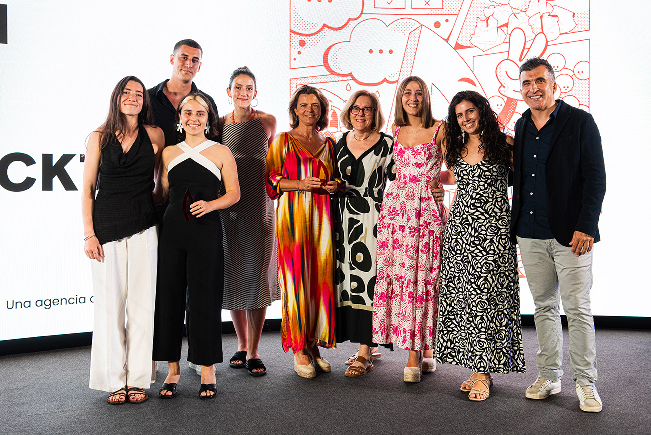 Teresa Fuster, Adri Tom�s, Ester Matas, Marina Diaz, Ester Pages y Celia Herrera de VML y Rosa Maria Majo Colell y Carme Sala de Bayer