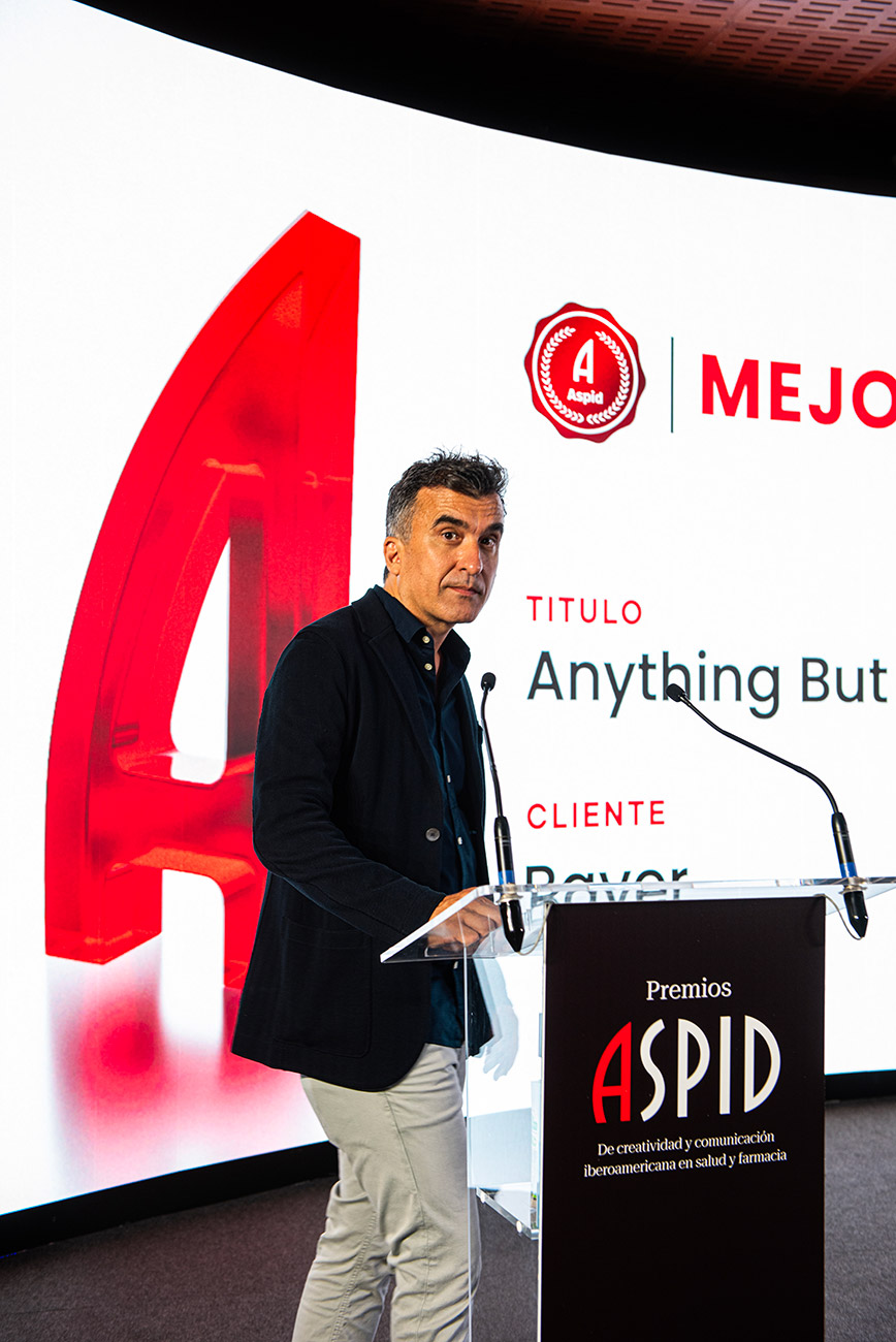V�ctor Navarro, Managing Partner & Executive Creative Director en HC Healthcom, presentando un premio