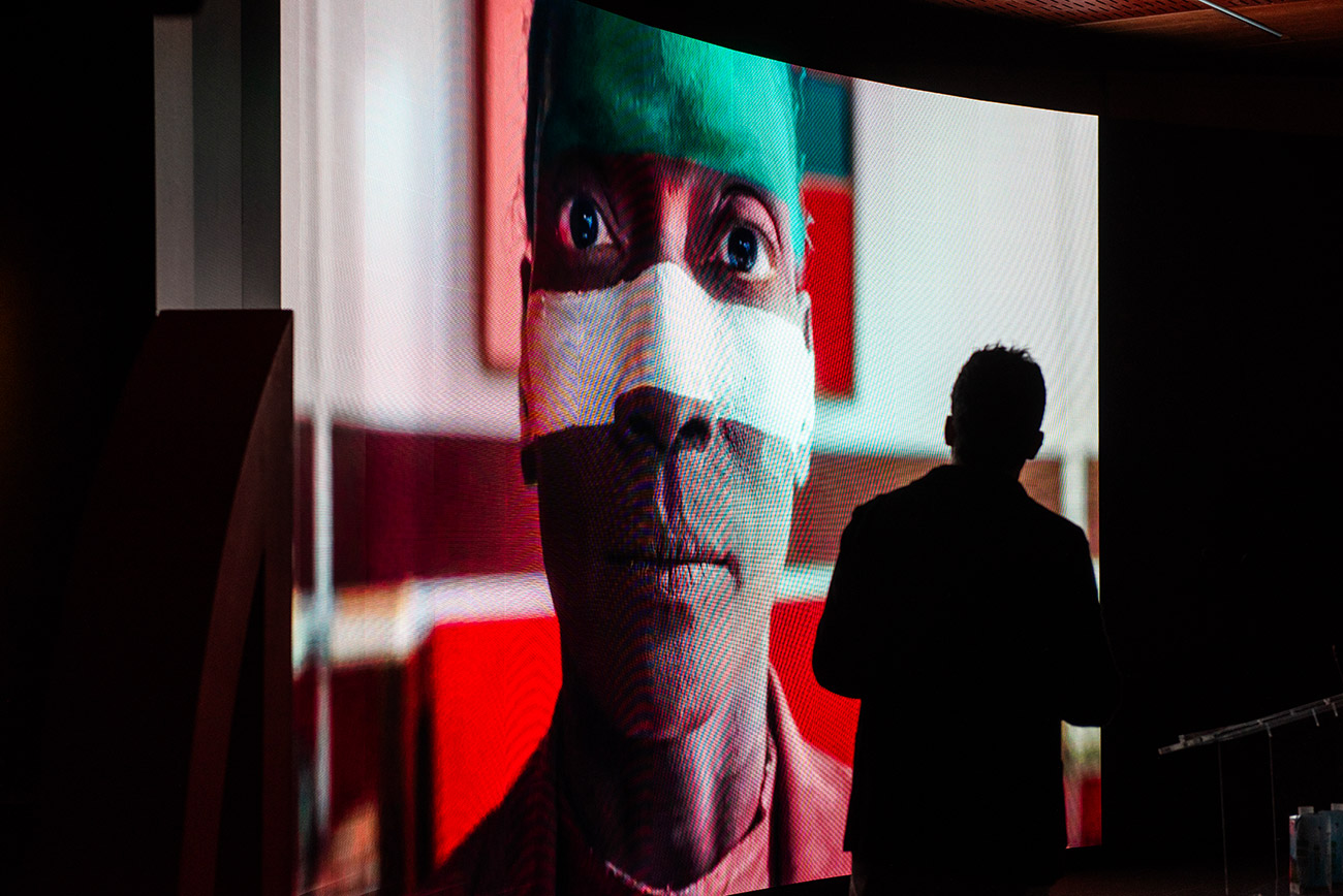 Visualizando el video de la obra Anything But Normal