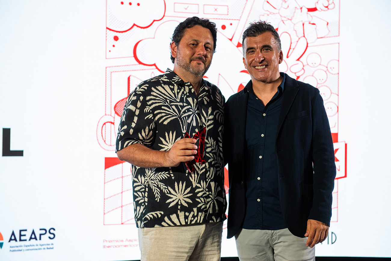 Leo Rinc�n de VML recogiendo su premio