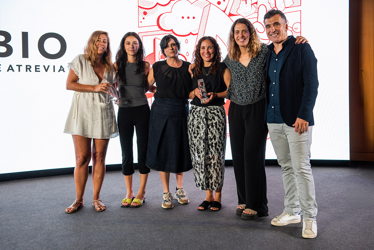 Natalia Copercido de Microbio Gentleman, Laura Estol de Fundaci� Pasqual Maragall, Lidia Gil y Eva Mollet de Microbio y J�lia Padull�s de Fundaci� Pasqual Maragall con V�ctor
