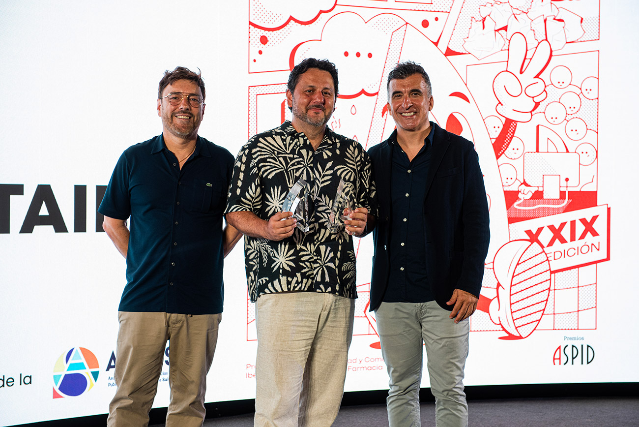 Leo Rinc�n de VML recogiendo su premio