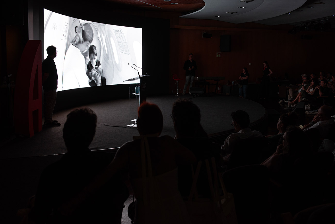 Visualizando el video de la obra Robi Contra Duchenne