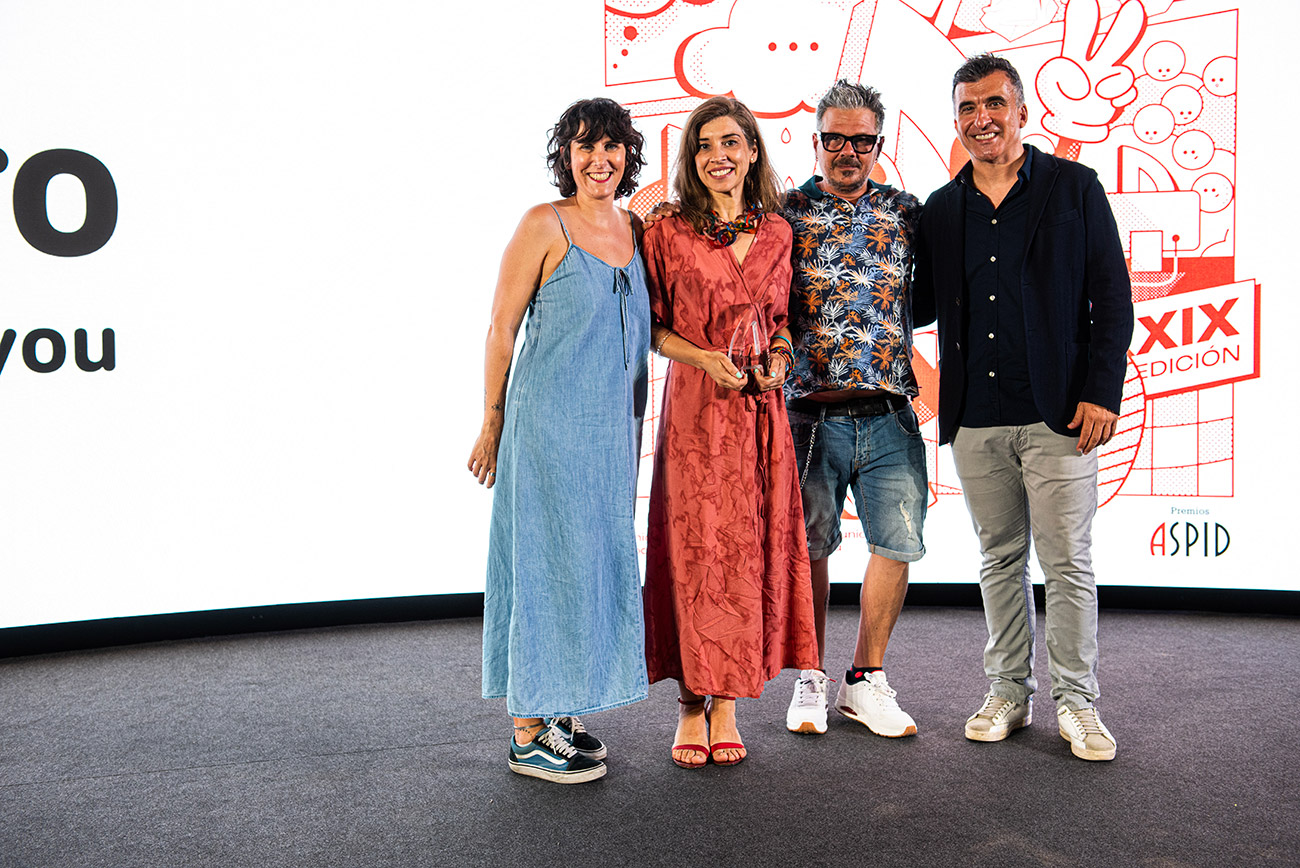 Nuria Ramos, Directora de Arte en Prodigioso Volc�n present� la categor�a de Salud Animal; en la foto con Sandra Campero y Miguel Angel Caro de Livisto Group