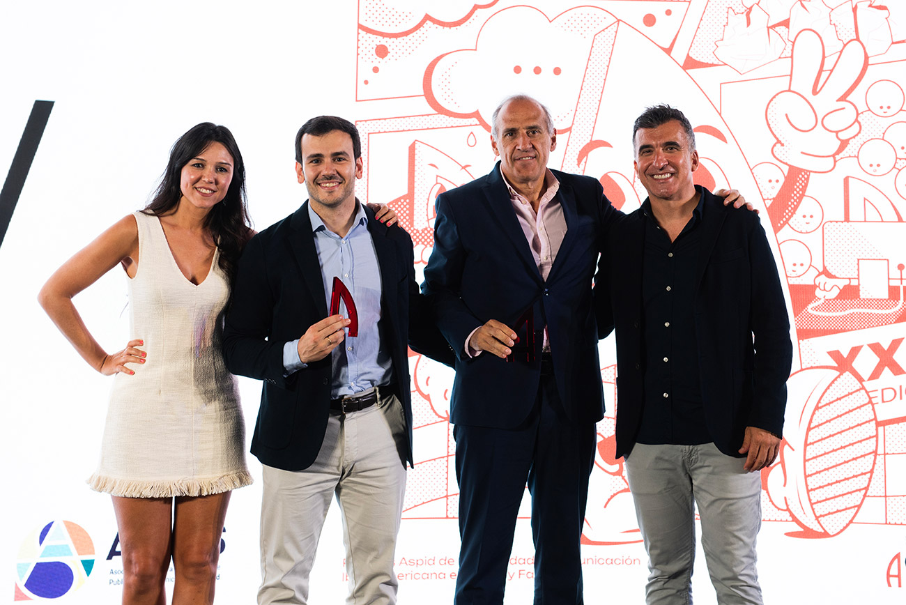 Esteban Palomo de Johnson & Johnson y Alberto Gonz�lez de Diego de Grow recogiendo su premio