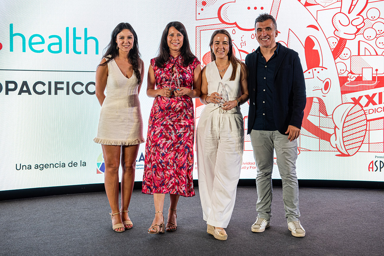 Carolina Rueda de Takeda y Paloma Lalanda de DHM recogiendo su premio