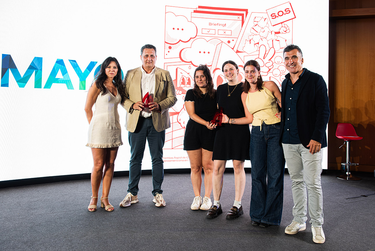 Alfonso Caballero de AstraZeneca y Laia Tripiana, N�ria Sales y Miranda Soldevilla de Grupo Mayo
