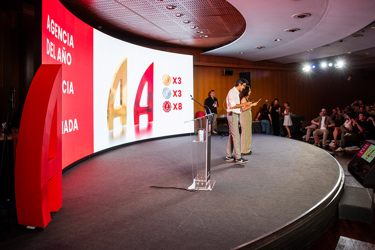 Anunciando el Premio especial a la Agencia del a�o y la Agencia m�s premiada