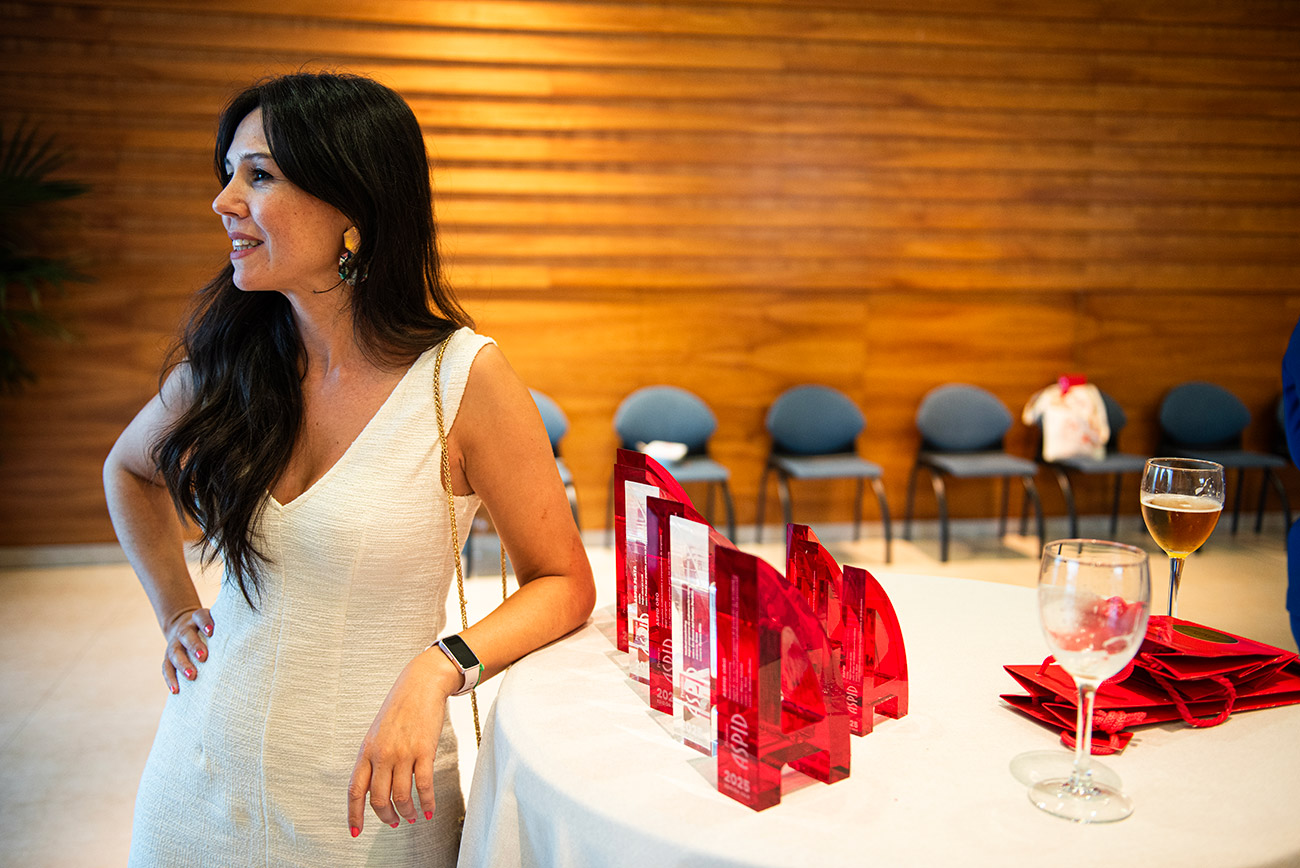 Posando con los premios