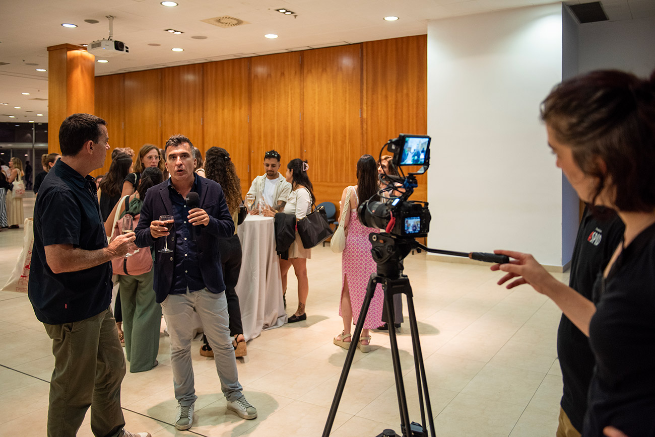 La vide�grafa grabando a V�ctor y Ricard