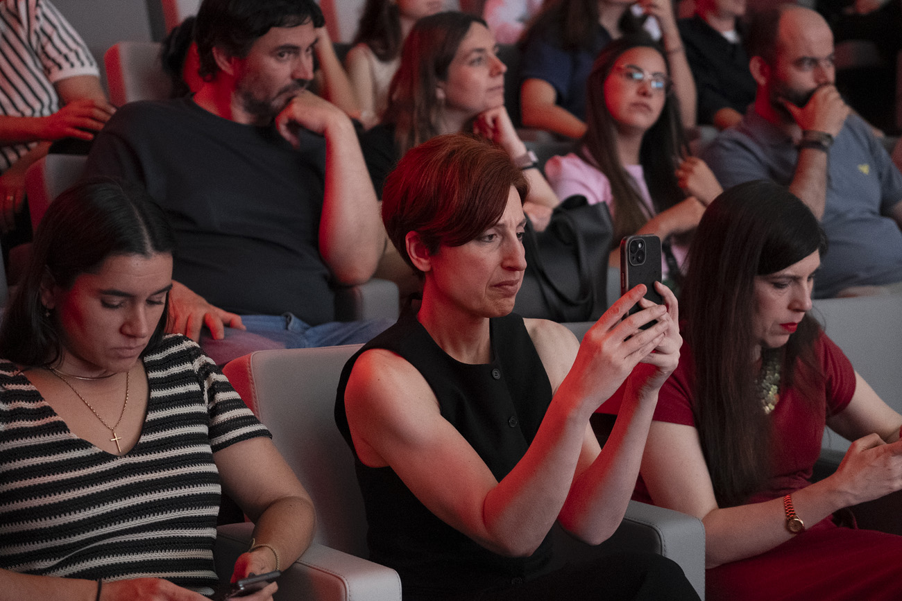 Los asistentes grabaron a sus compañeros en el escenario