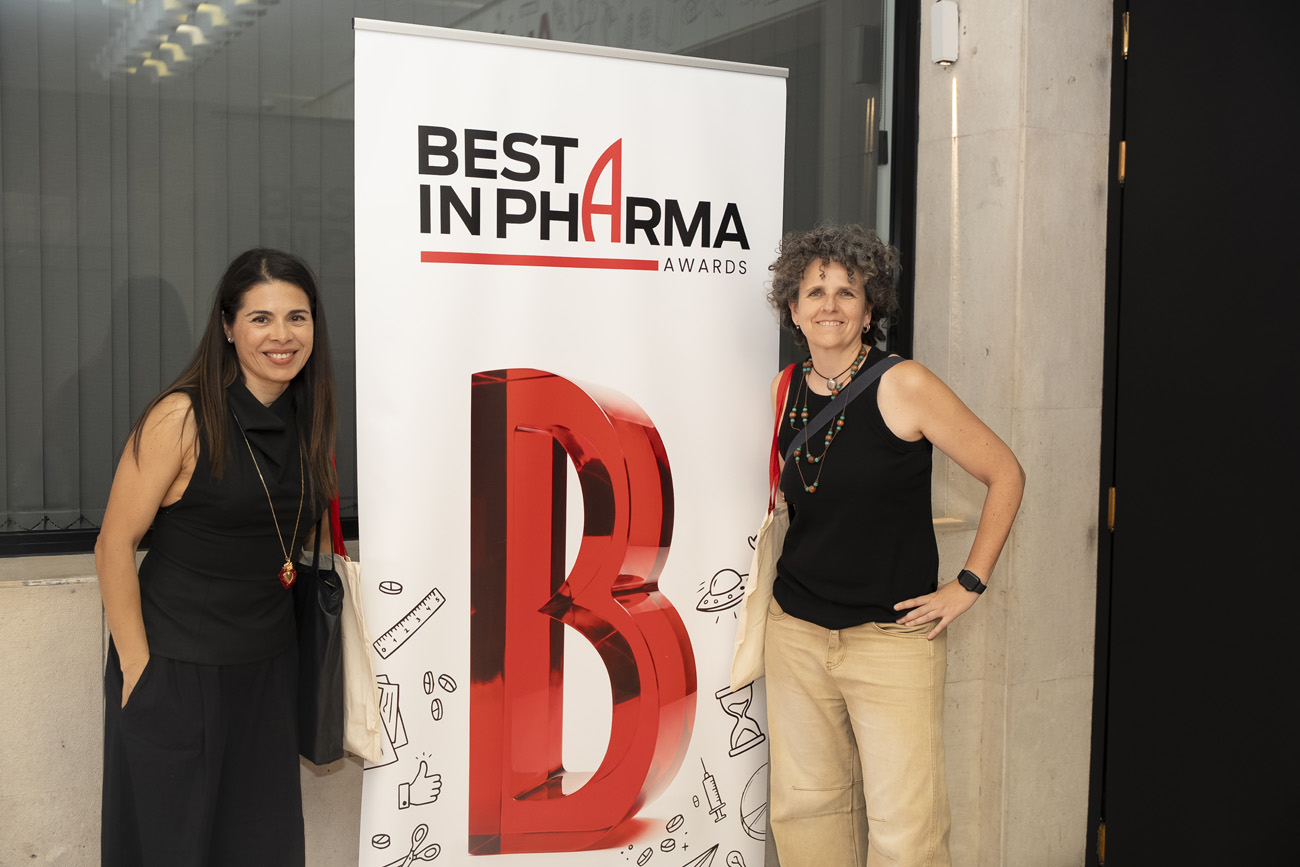 Posando con el cartel Best In Pharma