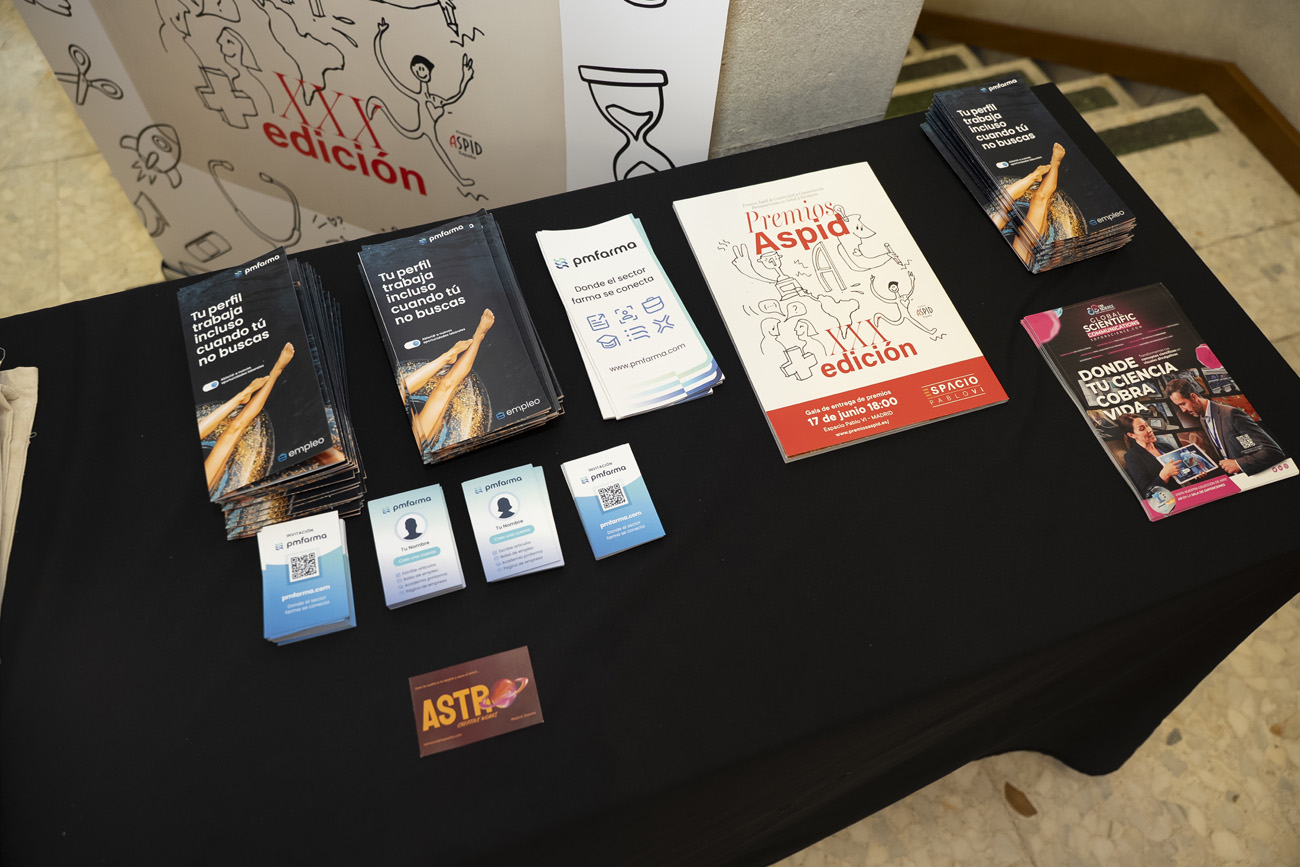 Algunos flyers en la recepción