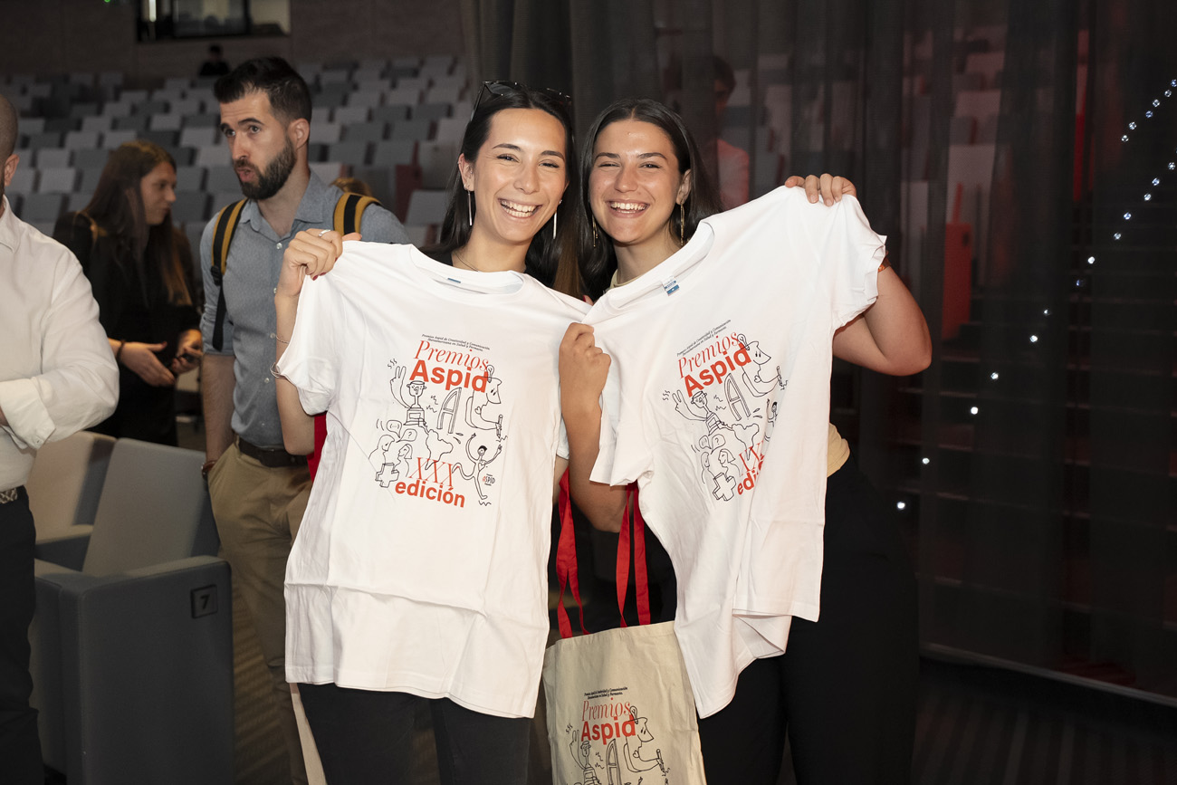 Posando con las camisetas