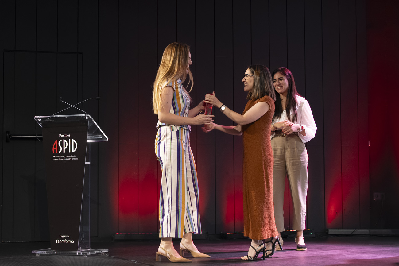 Entregando el premio a la ganadora