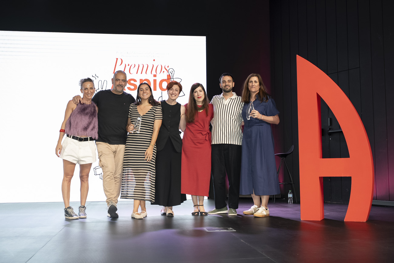 Ricardo Platón, Executive creative director en Havas Health Network entregando el primer premio de la noche