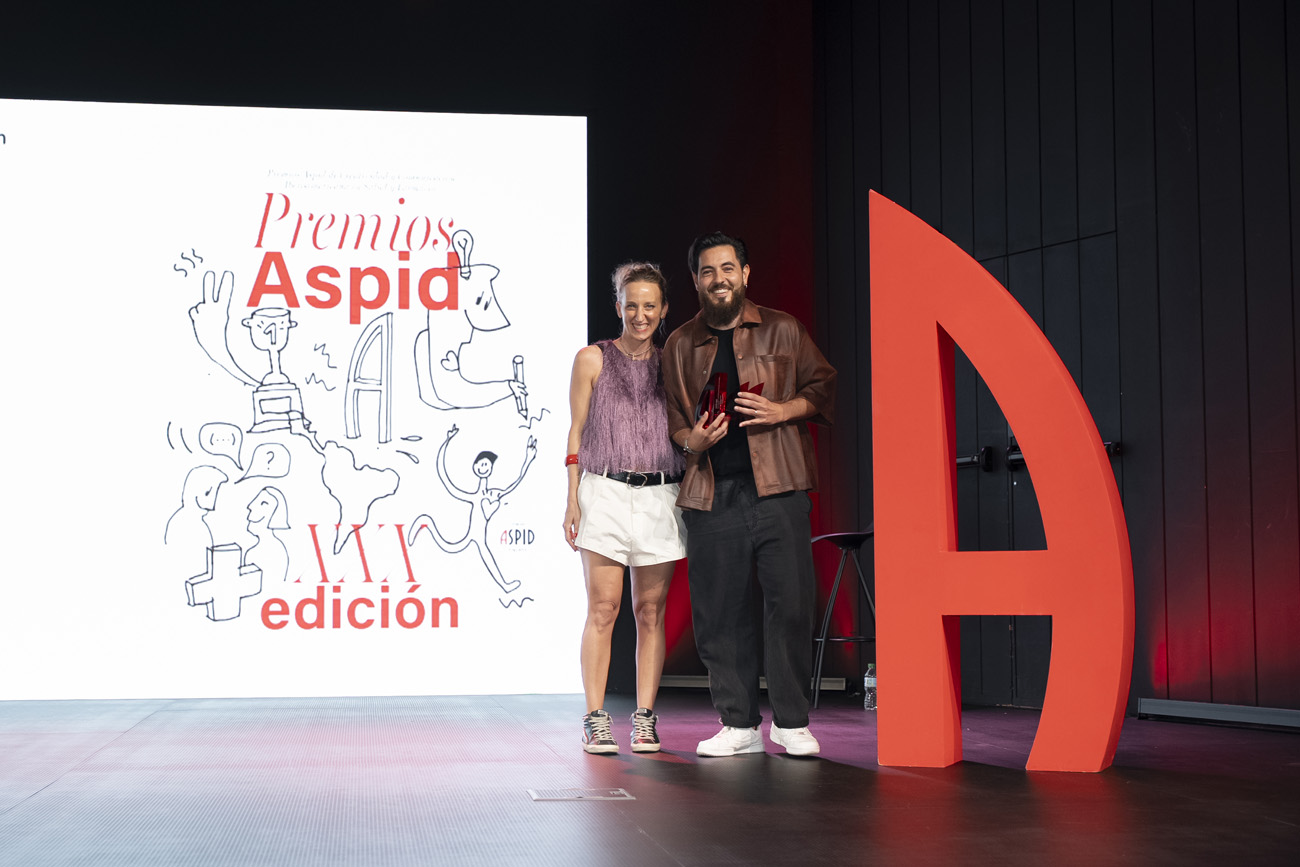Albert Cano de ADN COM recibiendo su premio