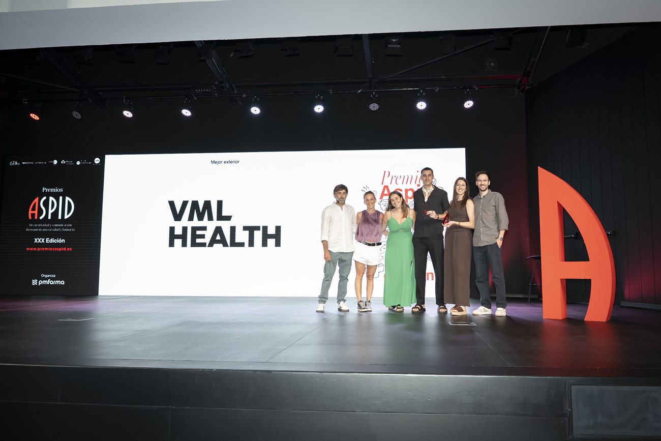 Miguel Ángel Rico con Celina Sabatini, Ester Pages, Adrià Tomàs, Lorena Velasco de VML y Sergio Boccitto de Bayer