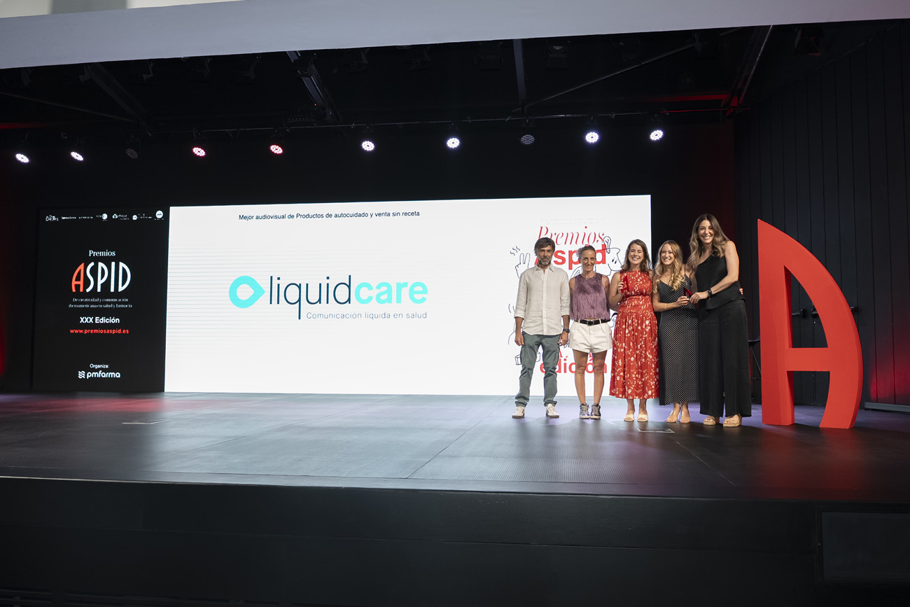 Miguel Ángel y Celina con Bianca Castillo de Inmunotek y Alicia Gutiérrez y Ainhoa Torres de Liquid Care
