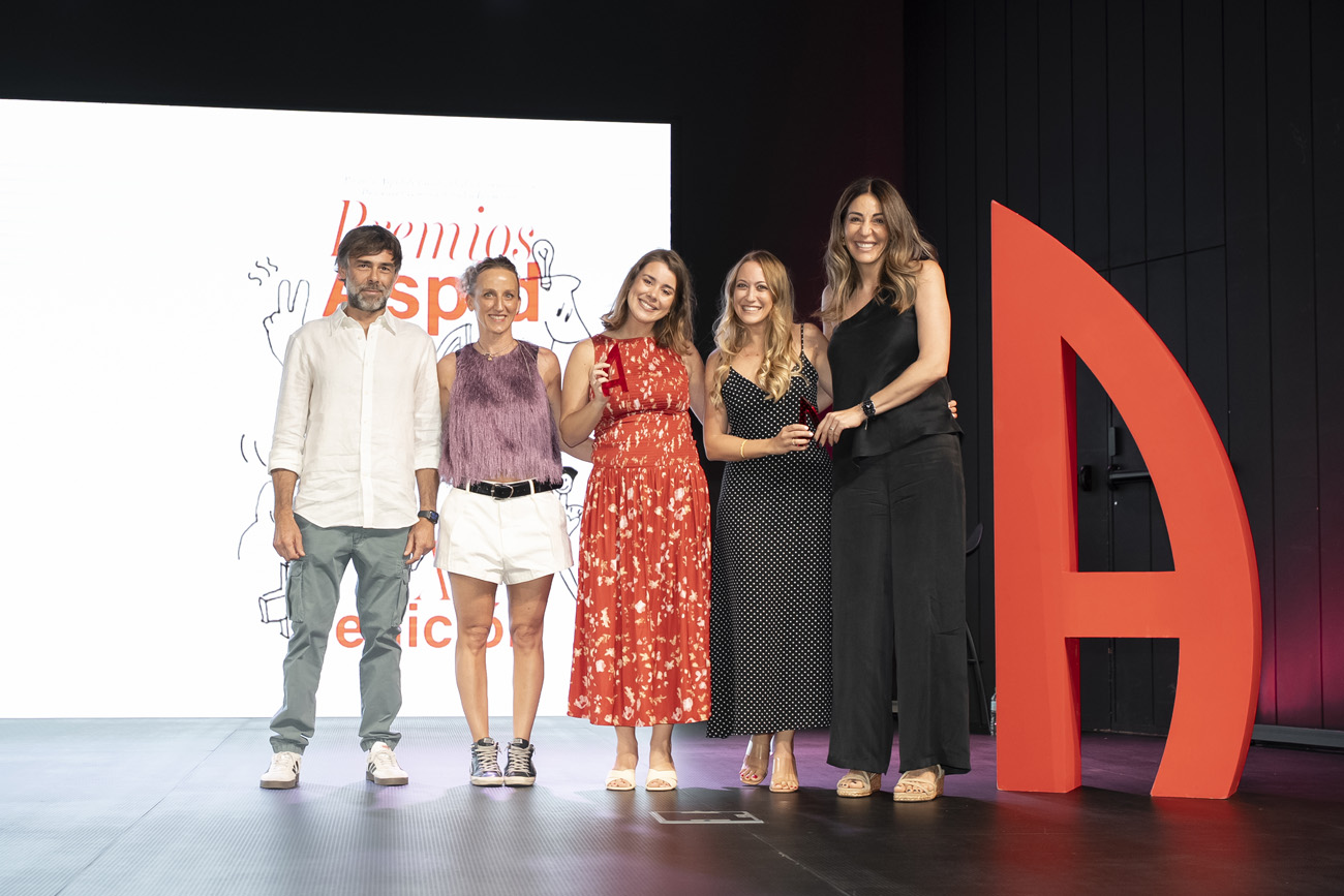 El color rojo corporativo protagonista del escenario