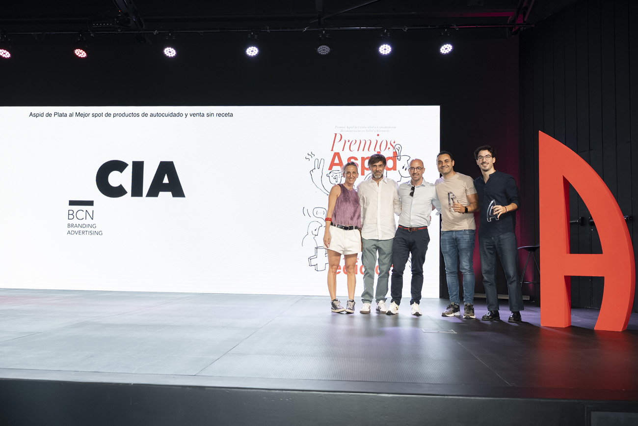 Roger Cano y Aitor Borràs de CIA BCN con Sergio Medina de Dermofarm