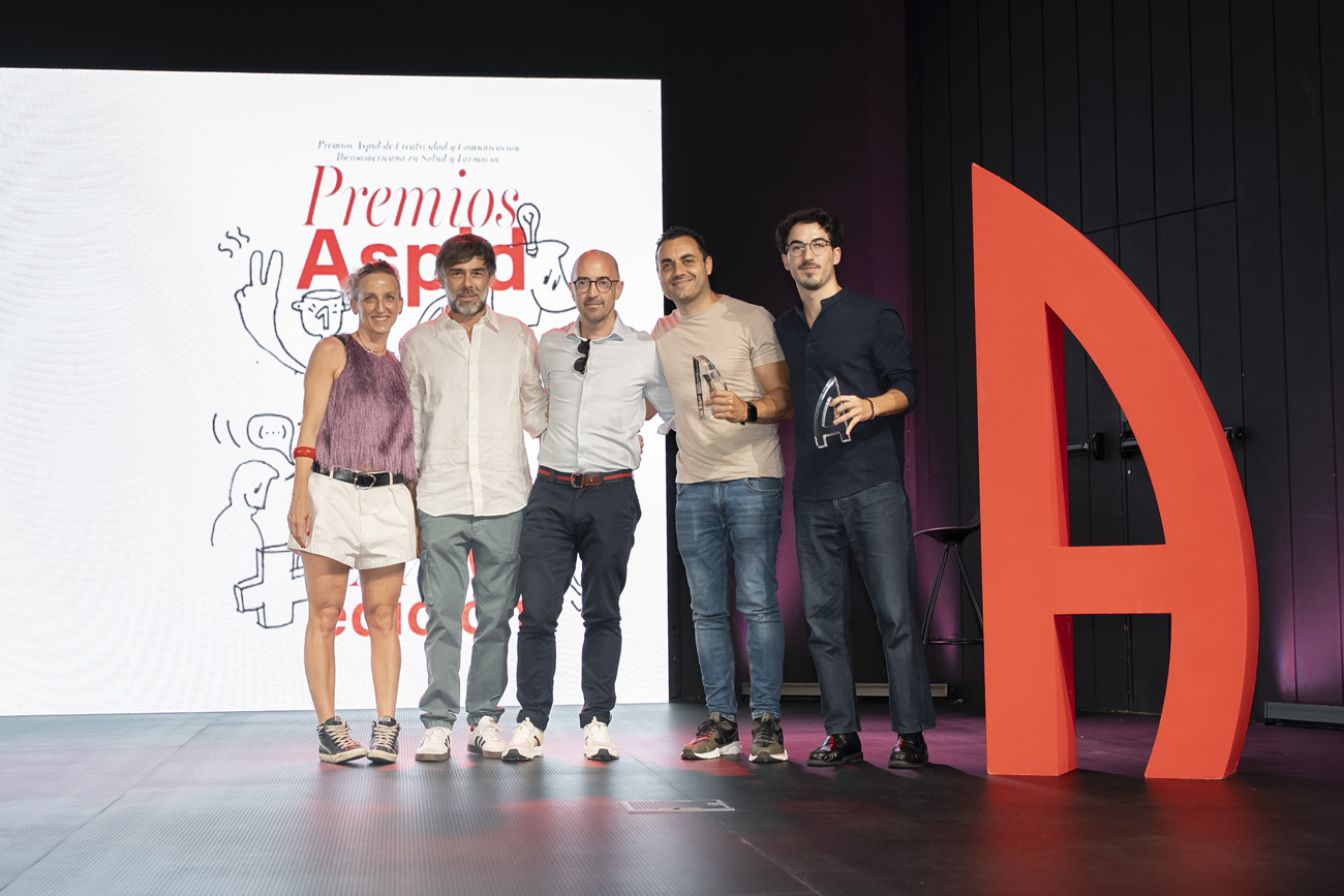 El auditorio también estaba decorado con la A Aspid