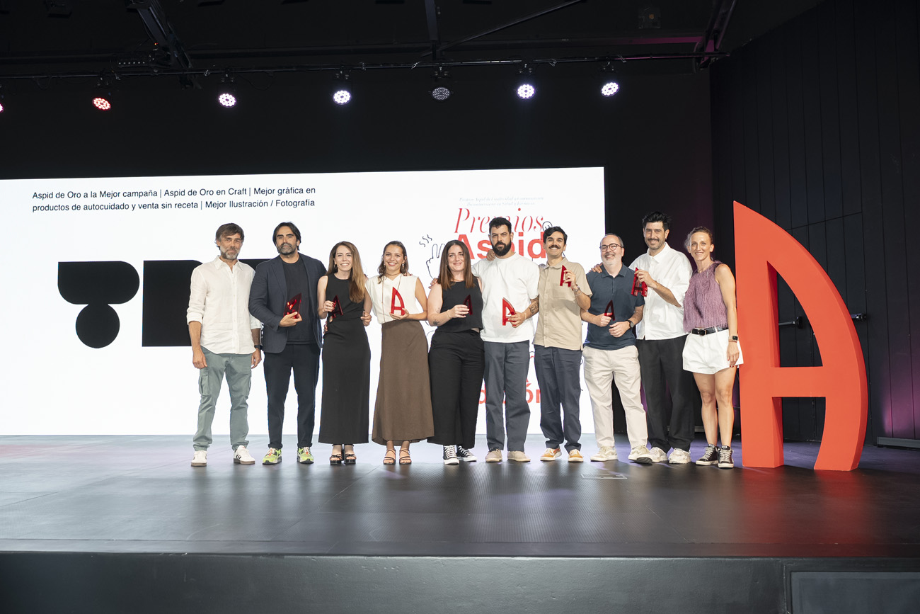 Èric Bech de TBS, Cristina Herranz y Guillemette Huchard de Servier, Mónica Payno y Sergio Fernández de TBS, Jose Martín Navajas, Asier Bueno y David Pascual de TBS